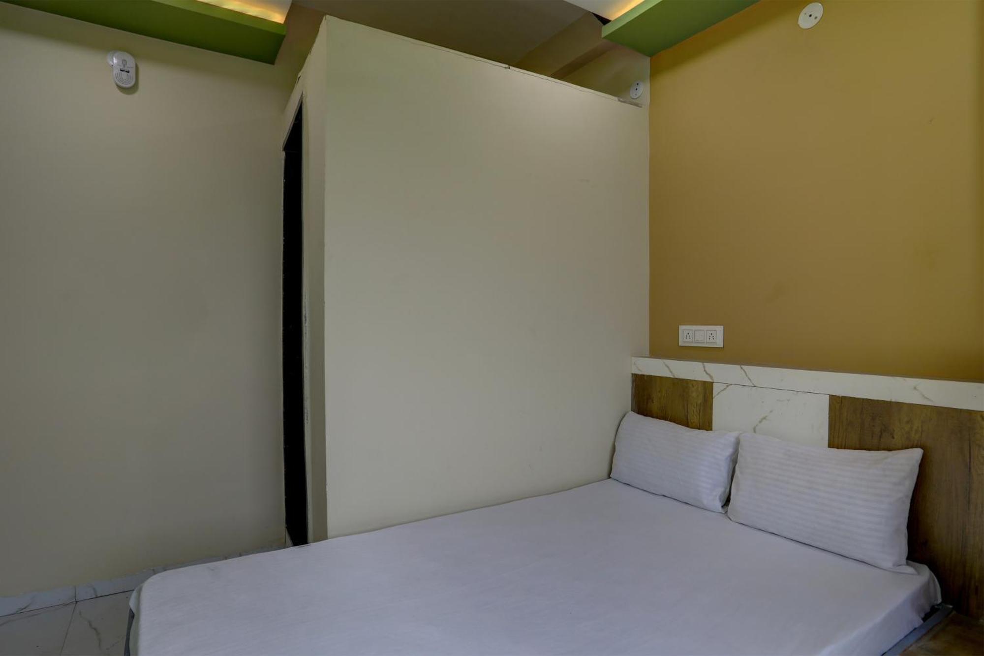 Spot On Hotel Ronak Place Indaur Kültér fotó