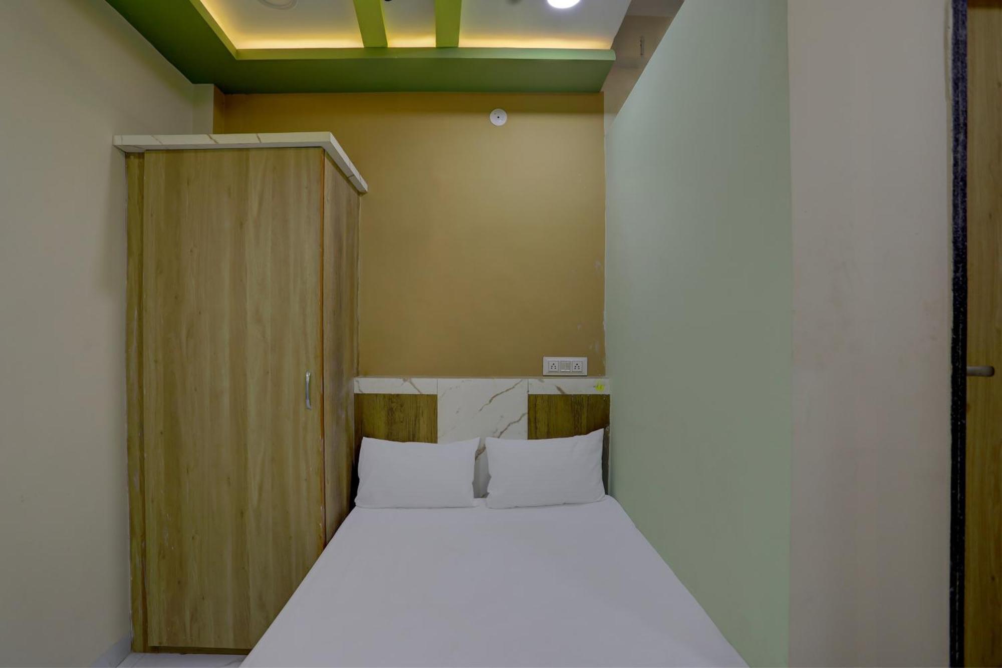 Spot On Hotel Ronak Place Indaur Kültér fotó