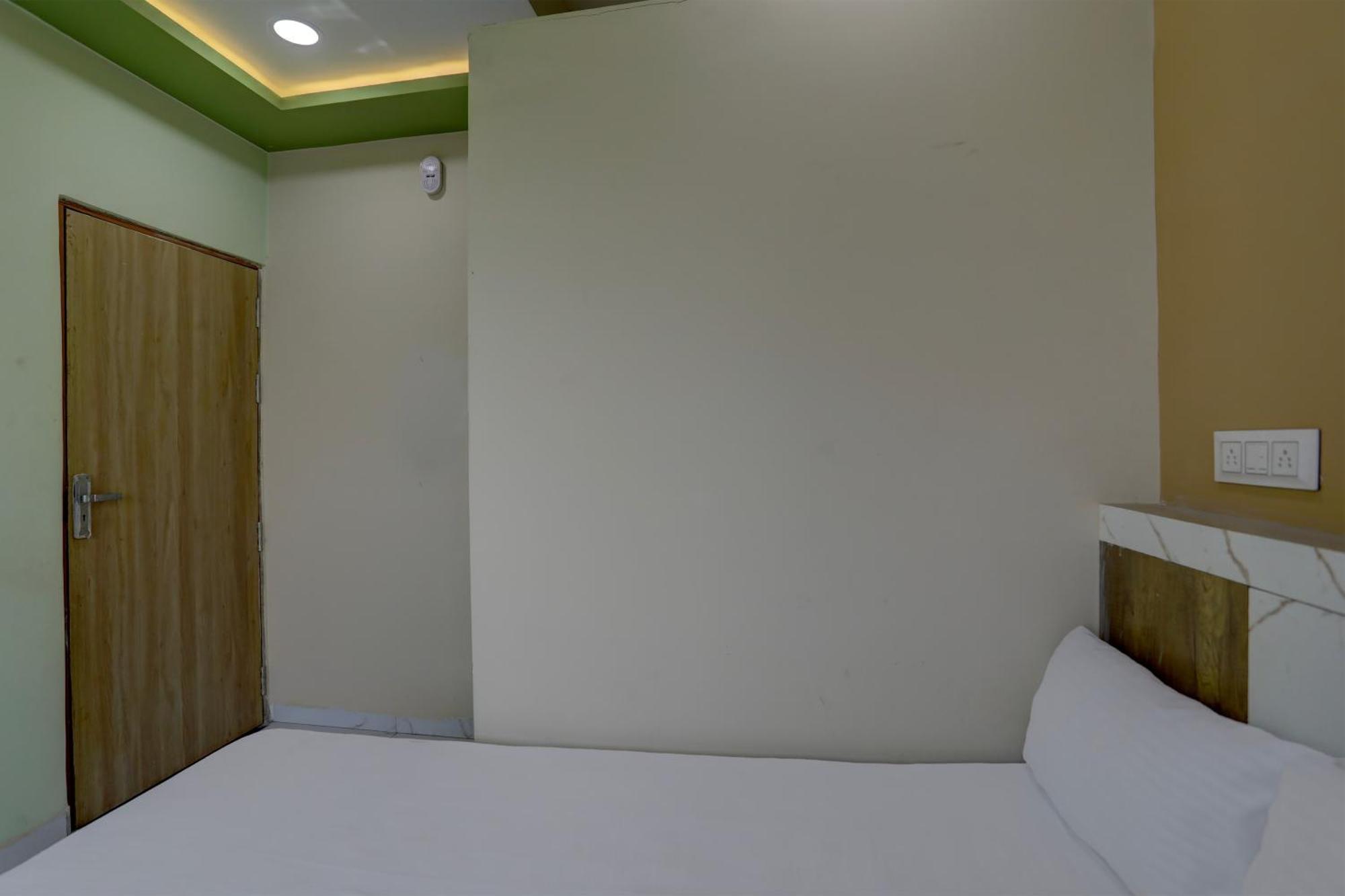 Spot On Hotel Ronak Place Indaur Kültér fotó