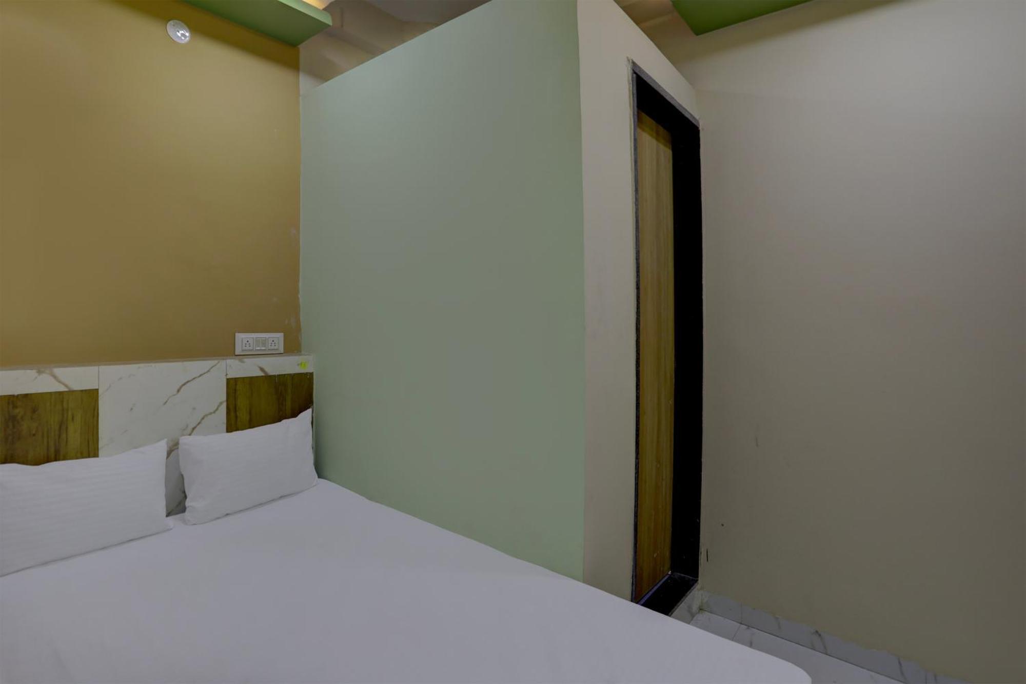 Spot On Hotel Ronak Place Indaur Kültér fotó